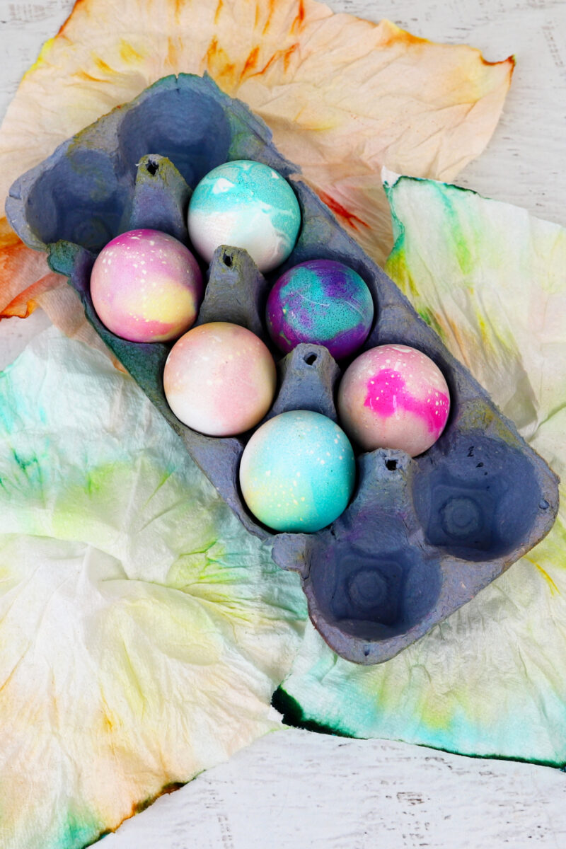 Kinder bemalen Haushaltspapier | Farbexperiment mit Batik | Oster Eier marmorieren