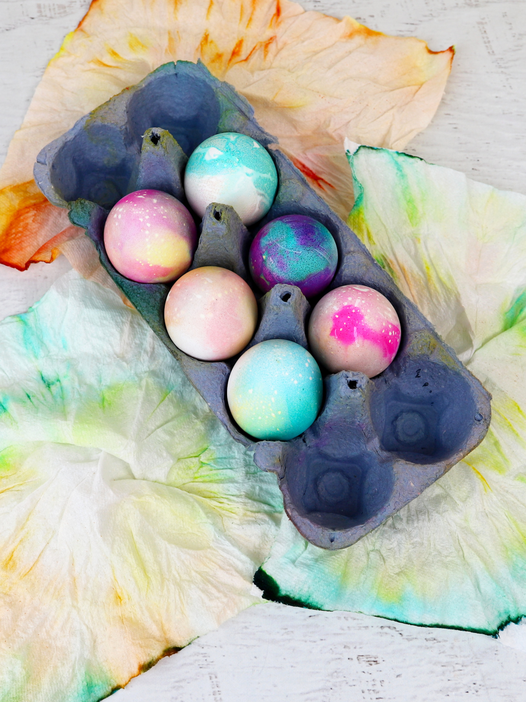 Kinder bemalen Haushaltspapier | Farbexperiment mit Batik | Oster Eier marmorieren